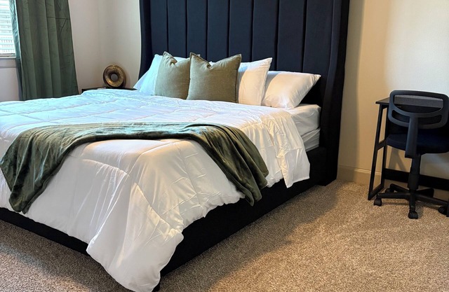 Chic 1-bedroom apartment with fitness room and AC in vibrant Houston