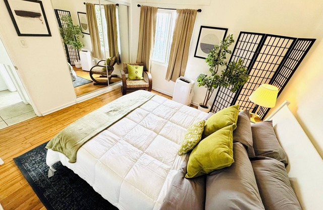 Chic 1-bedroom Sofi, intuit, Kia forum Home nnDownstairs left