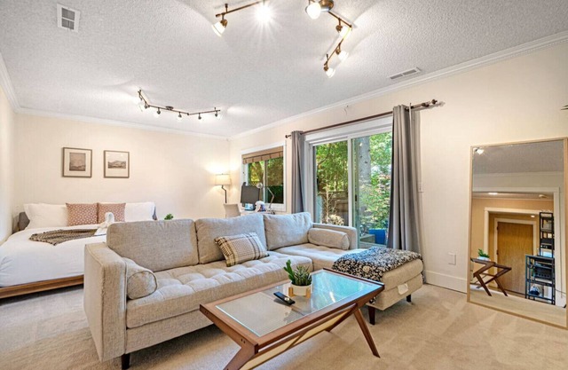 Chic 1BR/1BA Lower Unit @ Mountlake Terrace