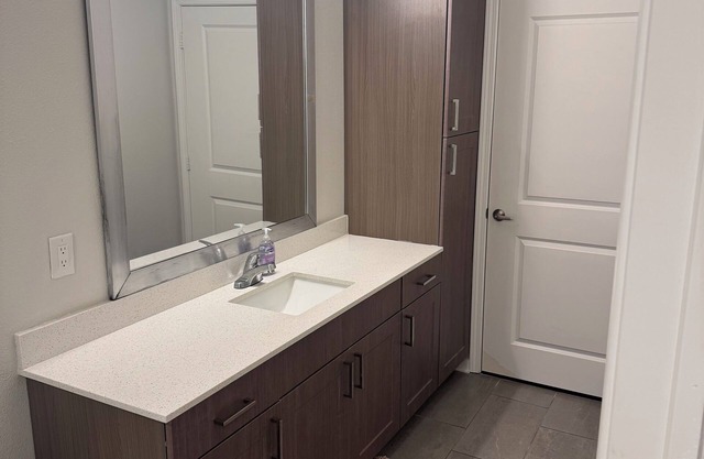 Chic 1BR- 24hr gym, pool & grill Near Beach, Speedway & Stadium