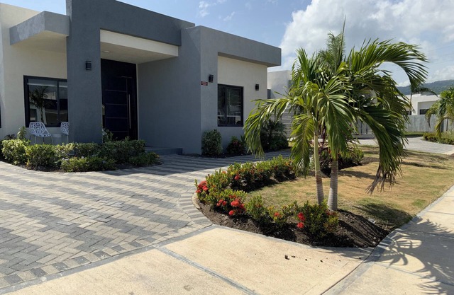 Chic 2-Bedroom Luxury Home with Modern Amenities, Private Bath & Full Kitchen
