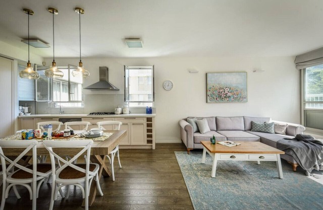 Chic 2BR Apt w Large Windows in Tel Aviv Old North