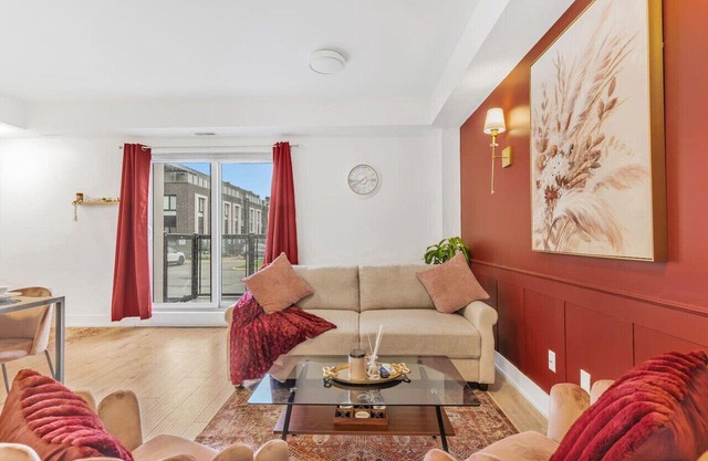 Chic 2BR Gateway | Family Suite | Close to Falls