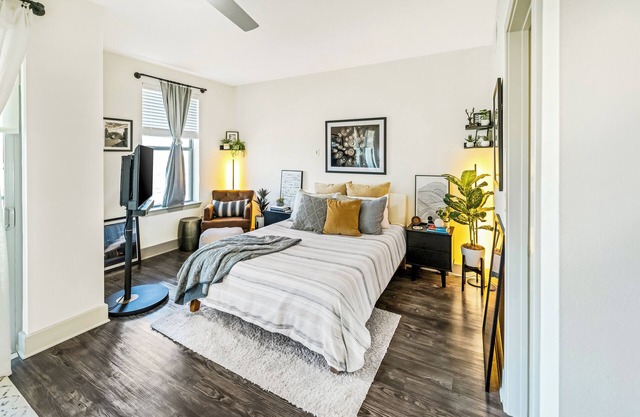 Chic and Comfy Exec Retreat ~ 5-Star Location, Pool, Gym, Parking, EV Charging!