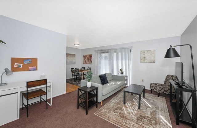 Chic and Stylish 1-Bed Retreat for Traveling Professionals!