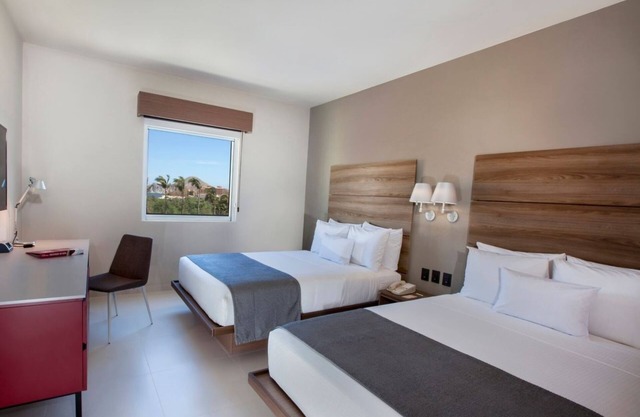 Chic Coastal Escape in Cabo San Lucas – Steps from Beaches, Marina and Markets