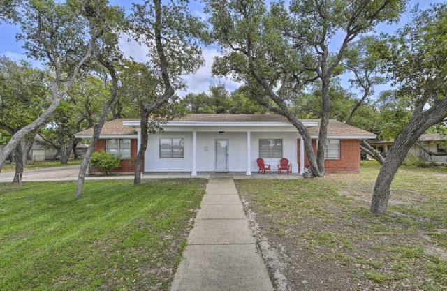 Chic Condo with Screened Patio about 13 Mi to Beach
