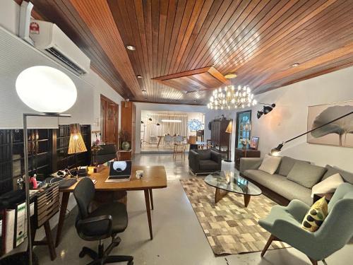 Chic Designer Family Suite in Shared Bungalow near LRT SS1 PJ