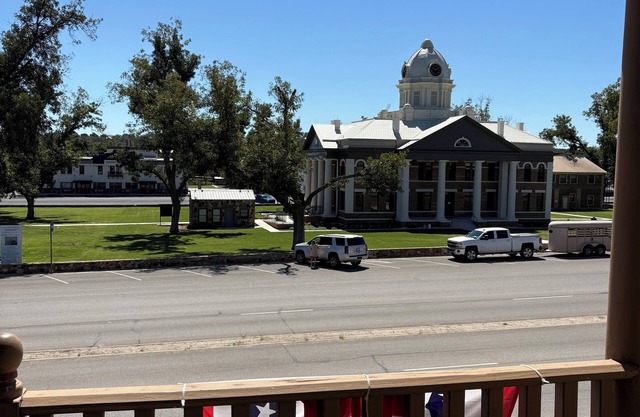 Chic hotel with balcony with WiFi in charming downtown Mason, prime location