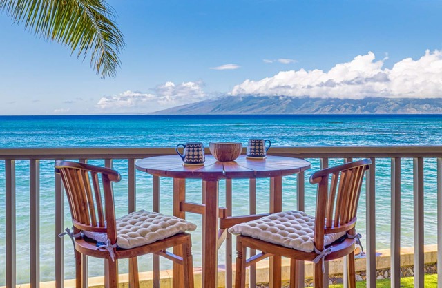 Chic Island Living overlooking ocean-Pohailani 210-Comfy Lanai daybed-Cold AC