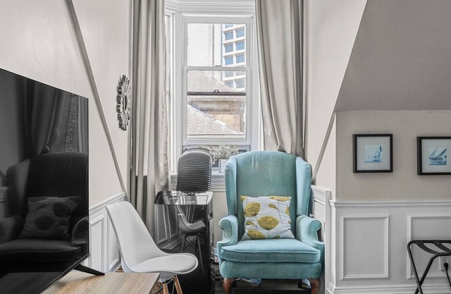 Chic Loft suite with WiFi & AC in historic downtown town Halifax near waterfront