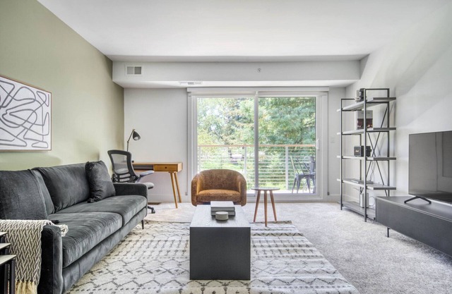 Chic Menlo Park 2BR w/Pool, W/D, Gym, near 82, 101, 280, by Blueground