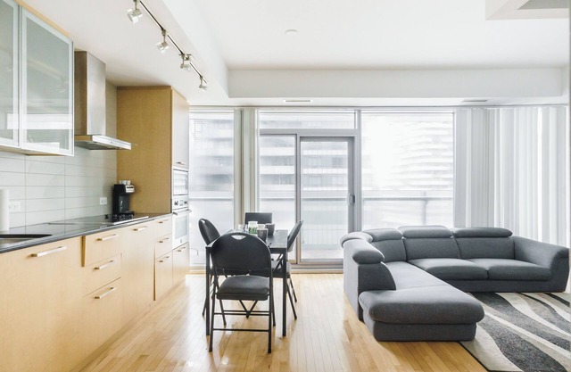 Chic suite in hotel Downtown Toronto with, walk to CN Tower