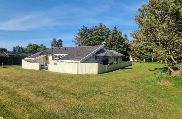 Chic vacation home with 4 bedrooms, 2 bathrooms and enclosed terrace