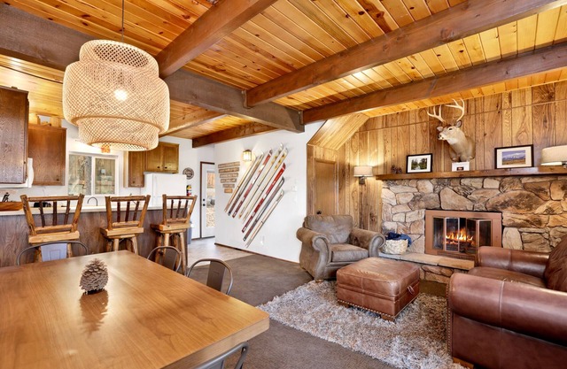 Chipmunk Treehouse Resort Chalet at Big Bear