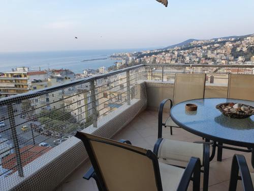 Christos house- Comfortable apartment with great view and private parking !
