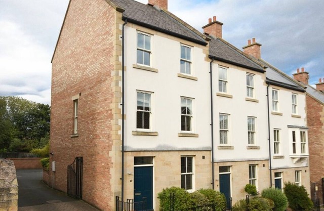CHURCHSIDE, family friendly, country holiday cottage in Alnwick