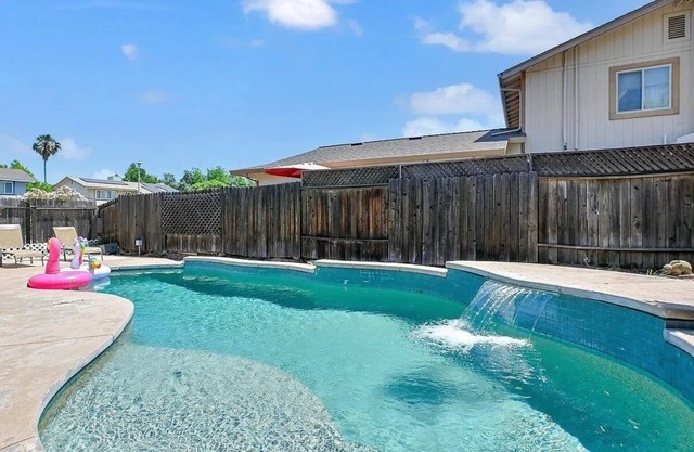Citrus Retreat with Pool, BBQ and Projector
