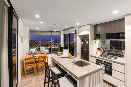 City Beach Brisbane Queens Wharf -Spectacular River Views - Sleeps 6