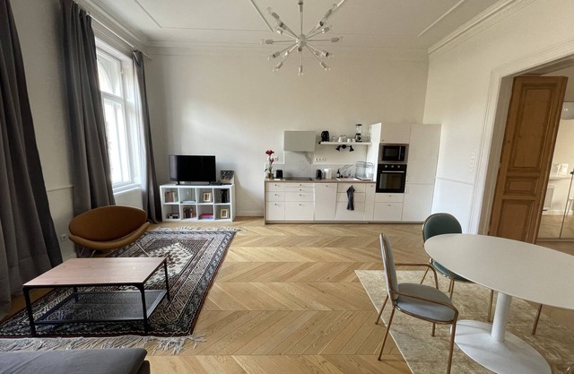 City Center 3, Cozy 2 br in the city center, near New York Cafe!