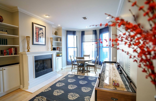 City Center, River North Condo HUGE 3BR, Patio, Parking(2x)