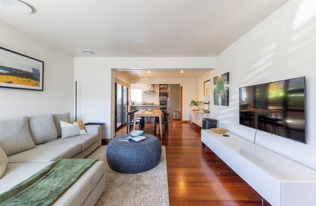 City-end Karori - Modern 4-bed/2-bath townhouse with garage and spa pool