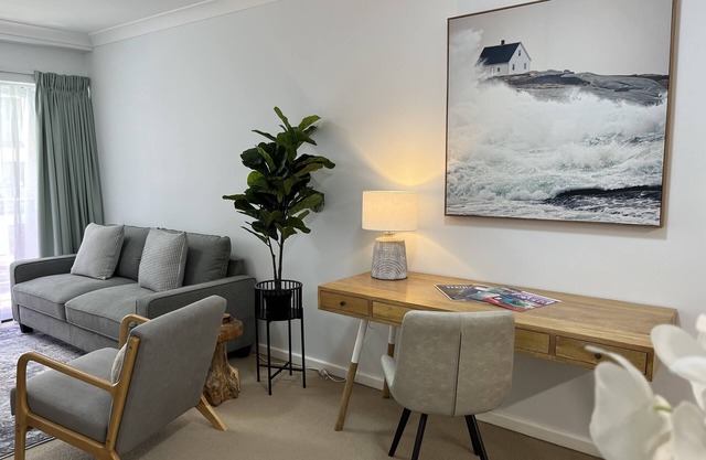 City Escape Mounts Bay Apartment. Near Kings Park - Parking - Wifi