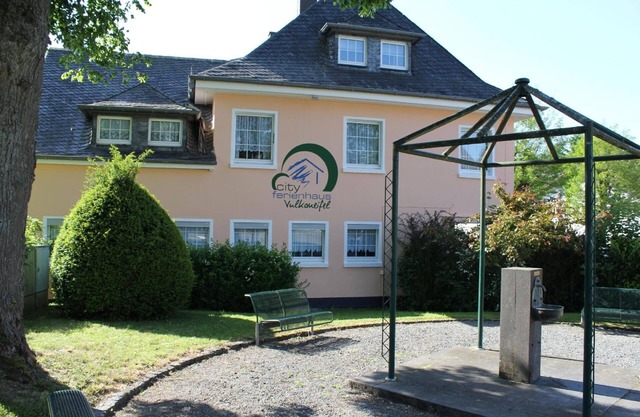 City holiday home Vulkaneifel with large terrace