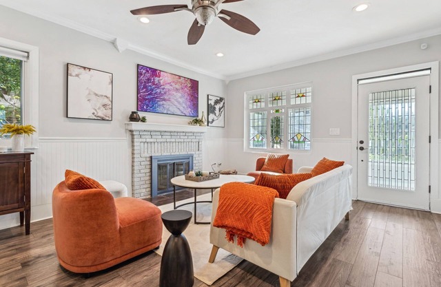 City Oasis - Centrally located, family-sized house w/pool & sun room