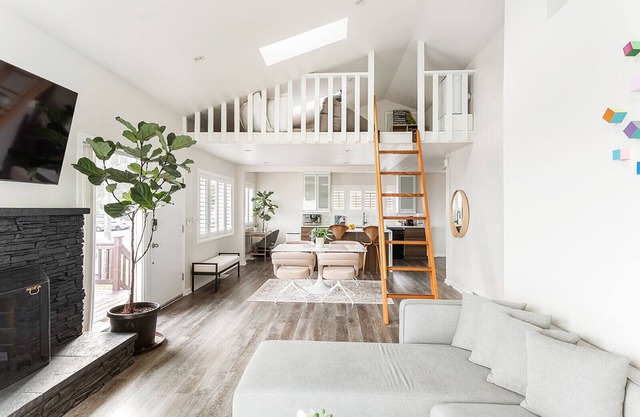 City View Home w/Fireplace & Home Theater - 5 min walk to Ferry via Downtown SEA