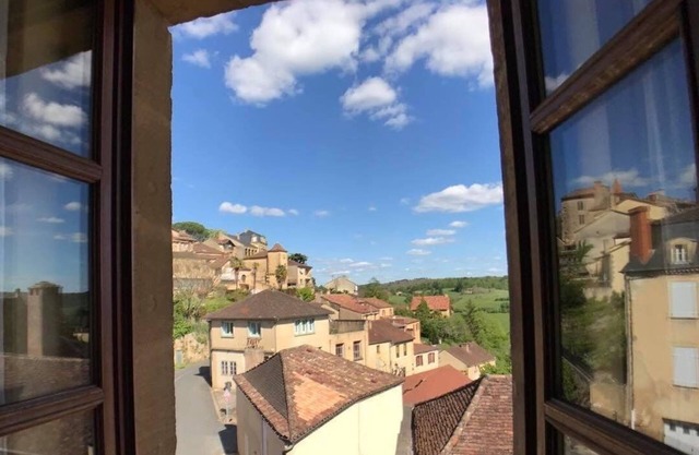 Classé 3 Étoiles Avec Terrasse et Garage en Centre Village