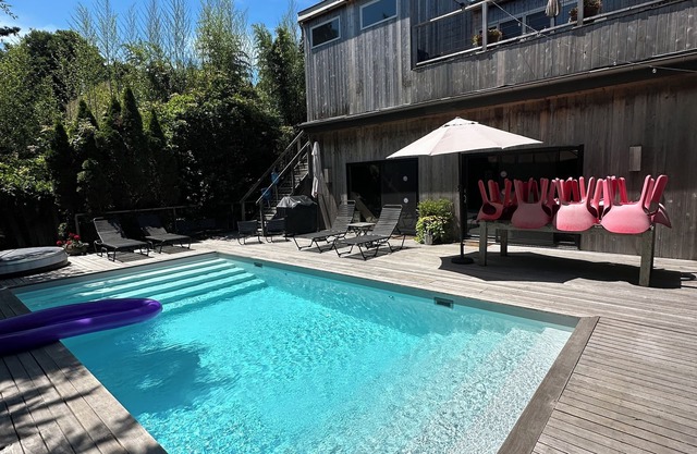 Classic 1960s Pines house, heated pool, AC