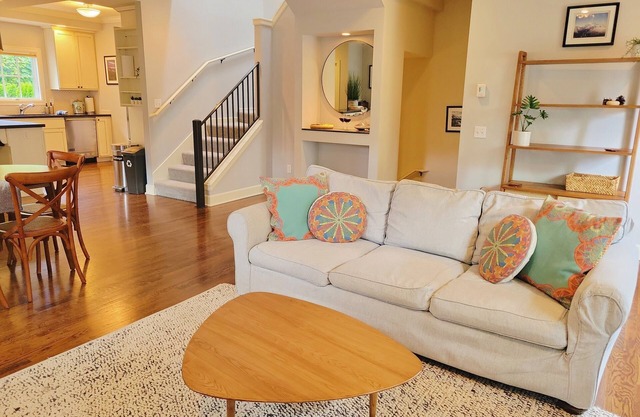 Classic Admiral District Townhome - 3 bedrooms, 31/2 baths, sleeps 6