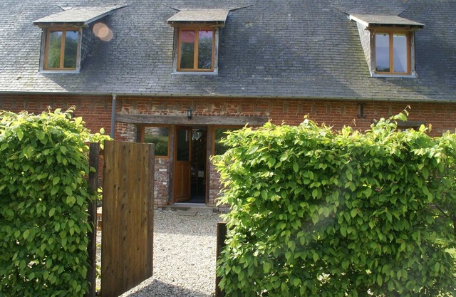 Classic Cottage in Le Bourg-Dun with Garden