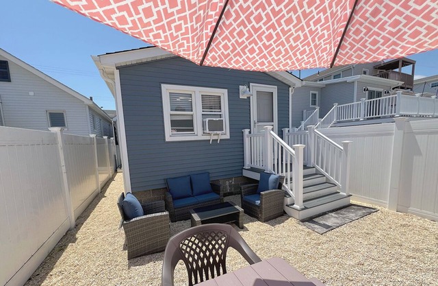 Classic cottage 350ft from Seaside Heights beach with beach tags & parking pass
