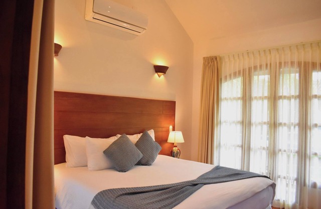 Classic King size bed Bedroom