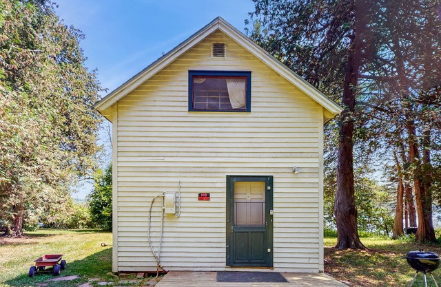Classic lakefront cabin with screened-in porch & great views - dogs welcome