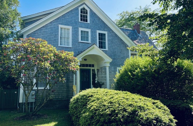 Classic, upscale Chilmark farmhouse and PRIVATE BEACH KEY