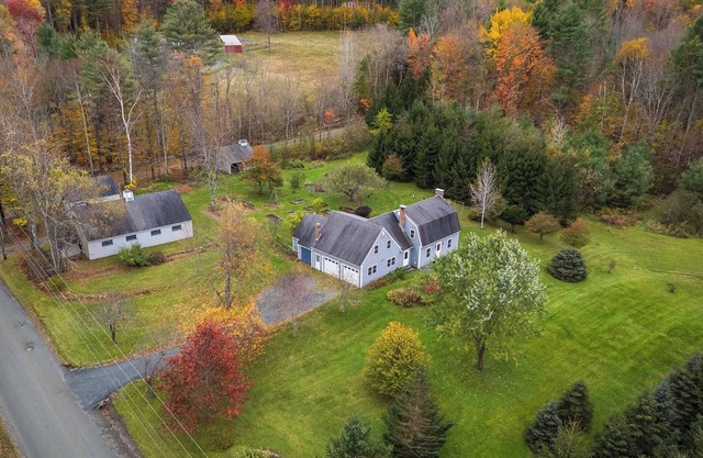 Classic Vermont Farmhouse in the Heart of Woodstock - close to skiing