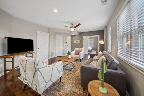 Classy 2BR Condo Near City Centre - OTR, UC, Zoo