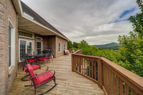 Classy Home with Hot Tub and Mt Jefferson Views!