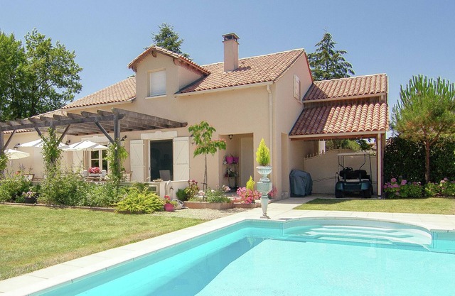 Classy Villa in Ecuras-Rouzède with Private Garden