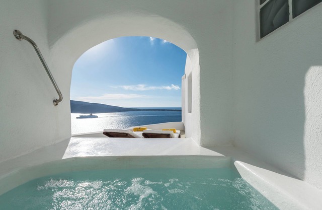 Cliff Nest Honeymoon Suite with Private Whirlpool & Caldera View *access via num