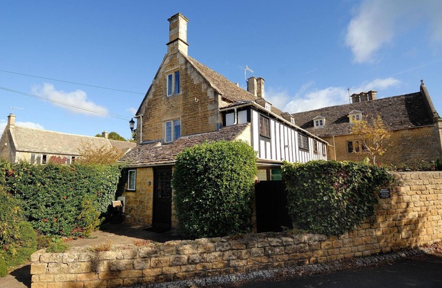 Cloisters Cottage in Bourton-on-the-water With Off Road Park For Two Cars