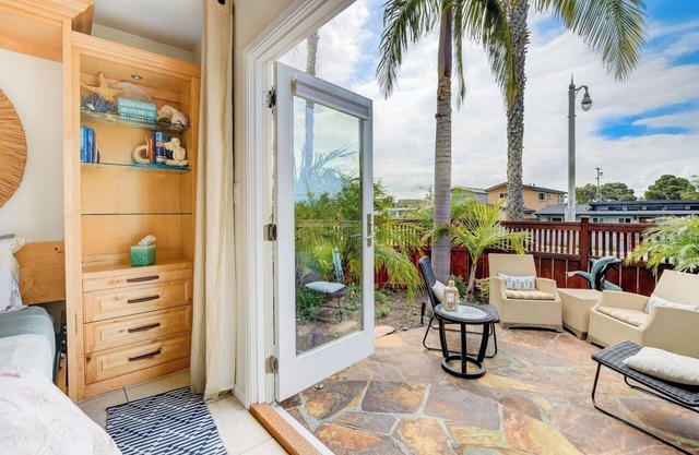 Close in and Quiet: Dual master bedrooms, A/C, yard, garage, bikes, bbq