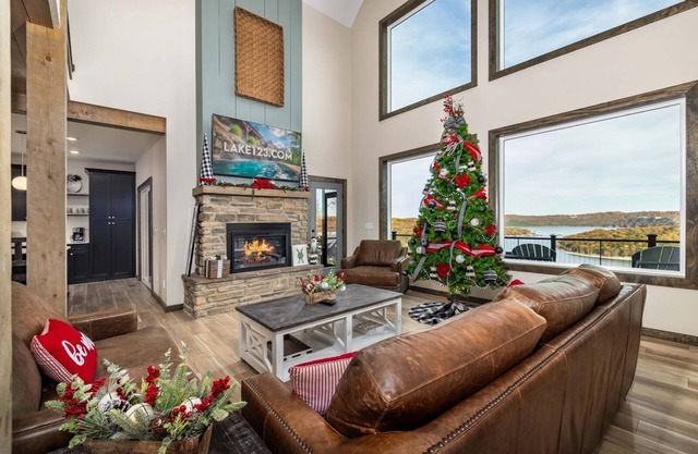 Close to Dogwood Canyon/SDC Modern Lakefront Private Lodge with Free Resort Amenities