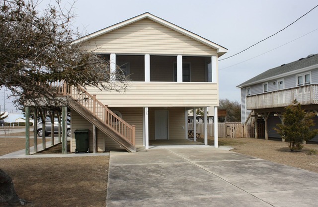 Close to EVERYTHING and only 5 minute walk to the beach.