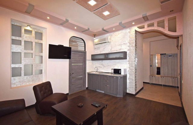 Close to Republic Square,shops,restaurants and cafes
