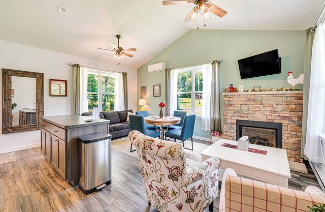 Close to Slopes: Lakeside Cottage in Pocono Mtns