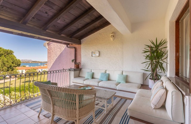 Close to the beach, 7 people appartement Tavolara's Island Bay view WiFi, AC.